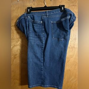 LAST CALL!!! Bandolino Misses Riley style Bermuda denim shorts size 16